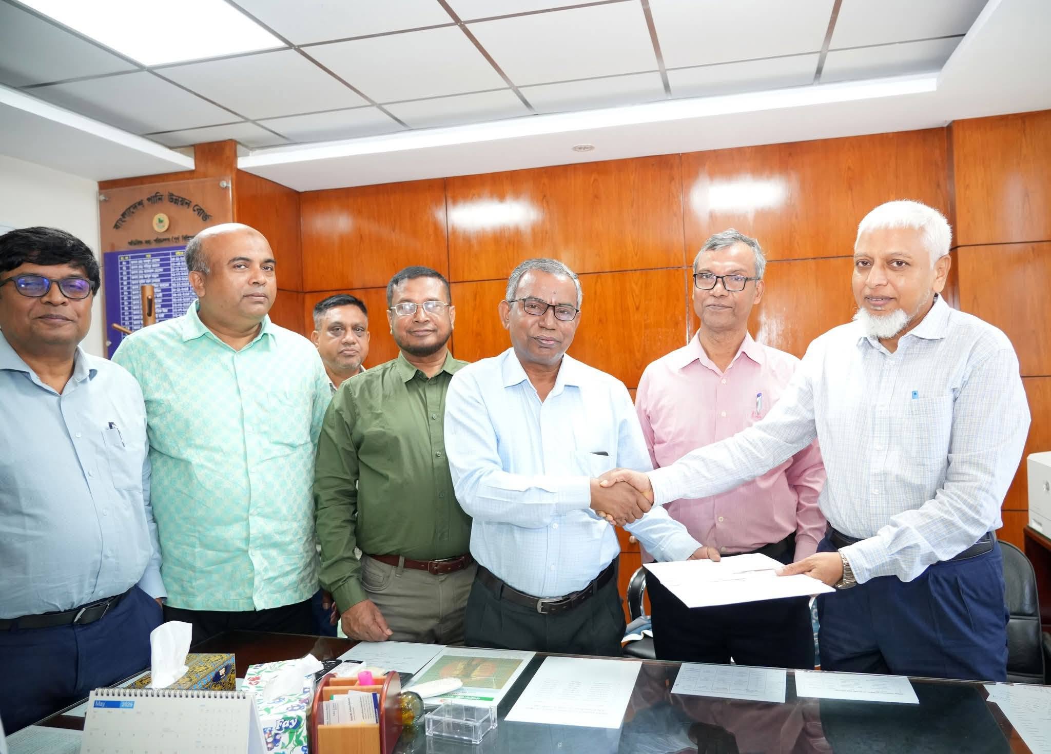 বাপাউবো-র নবনিযুক্ত অতিরিক্ত মহাপরিচালক শাহজাহান সিরাজকে সিবিএ নেতৃবৃন্দের ফুলেল শুভেচ্ছা।