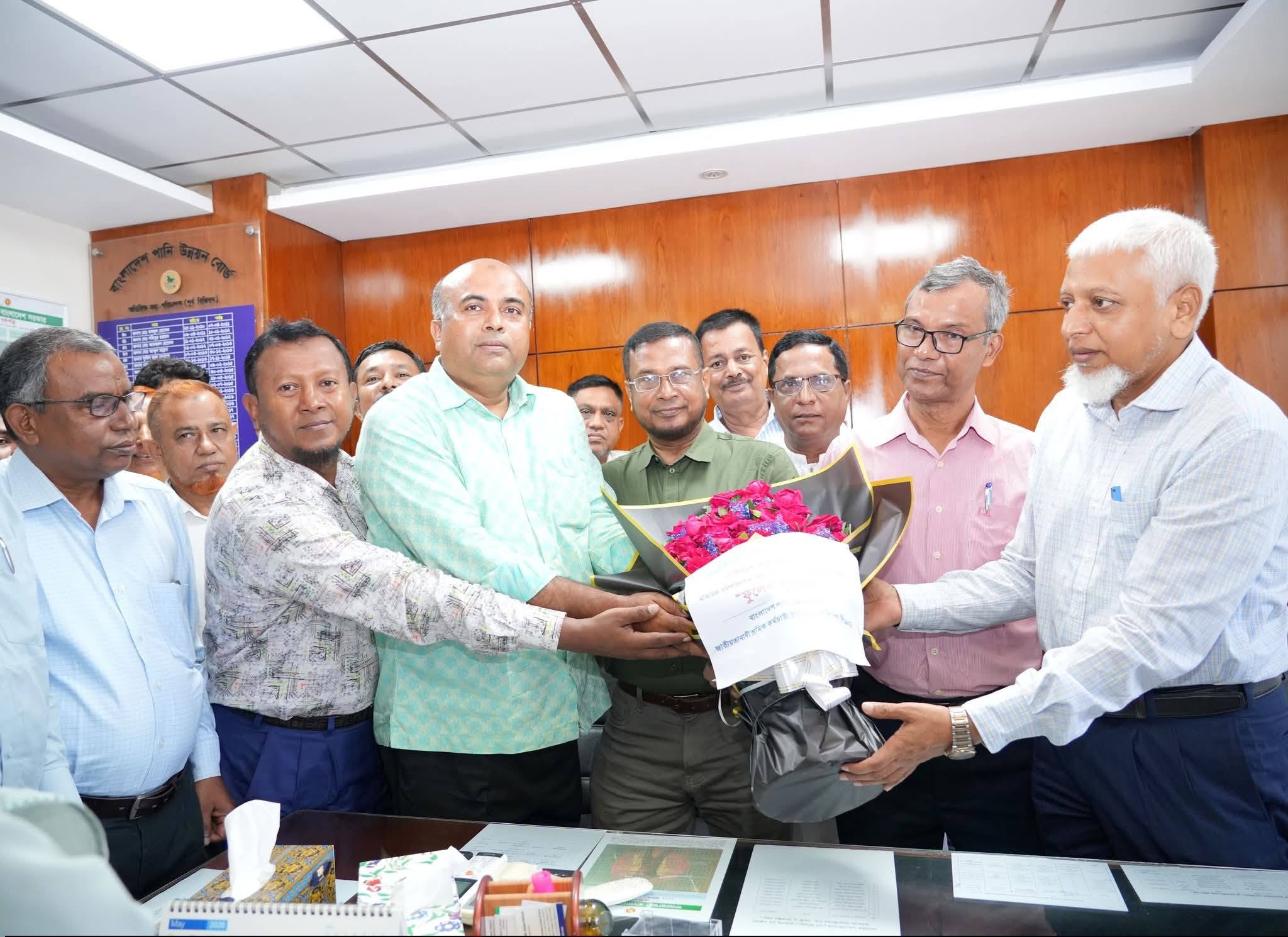 বাপাউবো-র নবনিযুক্ত অতিরিক্ত মহাপরিচালক শাহজাহান সিরাজকে সিবিএ নেতৃবৃন্দের ফুলেল শুভেচ্ছা।