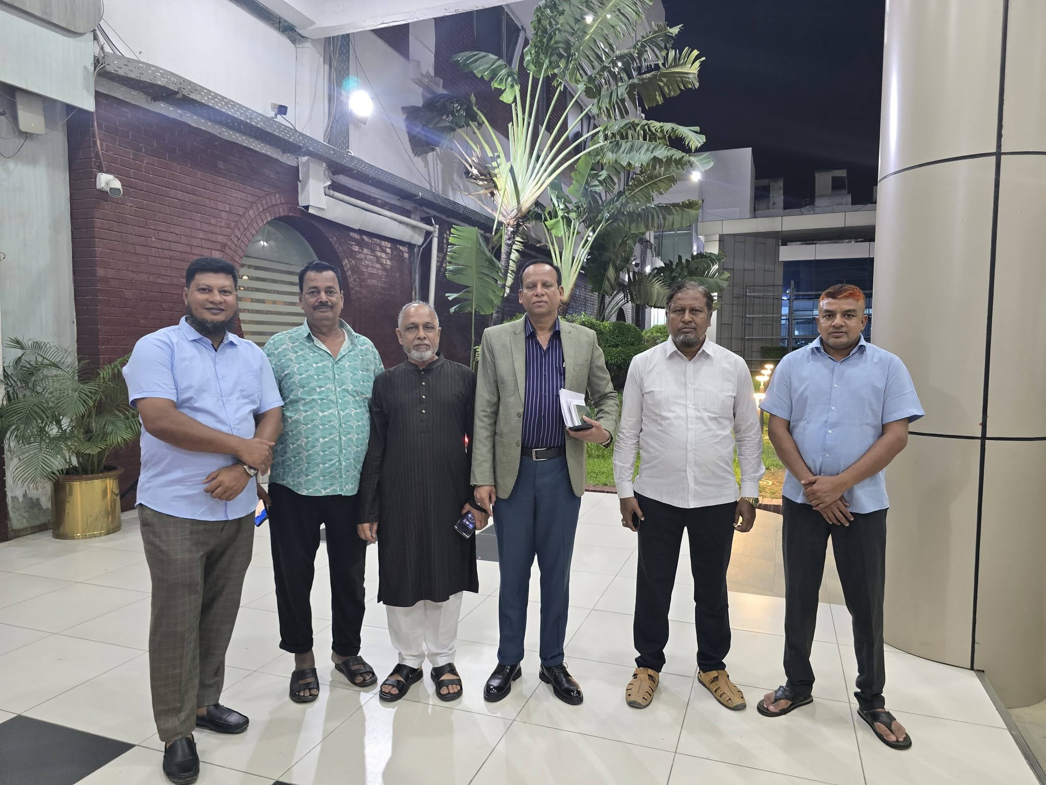 আইএলও (ILO) অধিবেশনে যোগদানের উদ্দেশ্যে জেনেভার পথে দেশ ছাড়লেন শ্রমিক নেতা মনজুরুল ইসলাম মঞ্জু।