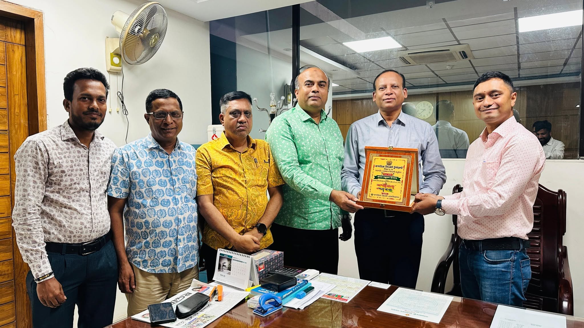 বাপাউবো ক্রিকেট এসোসিয়েশনের পক্ষ থেকে সভাপতি জনাব মনজুরুল ইসলাম মঞ্জুকে সম্মাননা স্মারক প্রদান